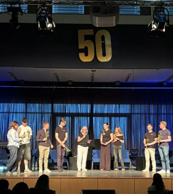 Auf der Parteienmesse am GAK: Charlotte Dörflein (Linksjugend), Felix Hoffmann (Grüne Jugend), Ben Lange (JuSos), Timon Stargardt (Jugendrat) Politiklehrerin Steffi Menge, Mia Walter und Lena Hennies (beide 10c), Florian Feldbinder (Junge Union) und Hannes Brakelmann (Junge Liberale).