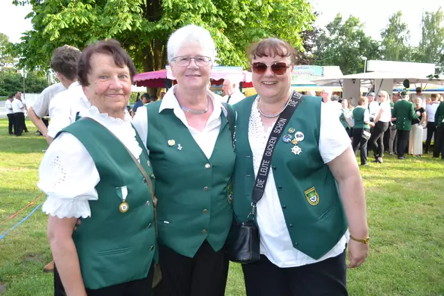 Auch die Frauen sind bei Königsmoors Schützen gut präsentiert (v. li.): Annegret Schneider, Marie-Luise Höying und Marie-Theres Maras | Foto: bim