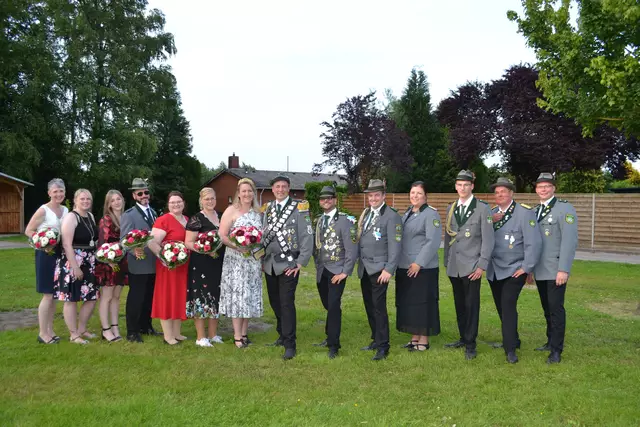 Das Königshaus (v.li.): Ursula Heiden, Karina Tollmien, Jette Meyer, Marco Parisella, Sabrina Lührs, Anke Peters, Tina Hönkemeyer, Marcus Tollmien, Marco Peters, Holger Lührs, Ramona Parisella, Jan- Leon Tollmien, Michael Tollmien und Jan- Martin Heiden | Foto: bim