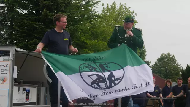 Der Schützenverein Tostedt, dessen Spielmannszug sich ebenfalls auf der "Blaulichtmeile" vorstellte, brachte als Geschenk eine Schützen-Flagge mit | Foto: Feuerwehr