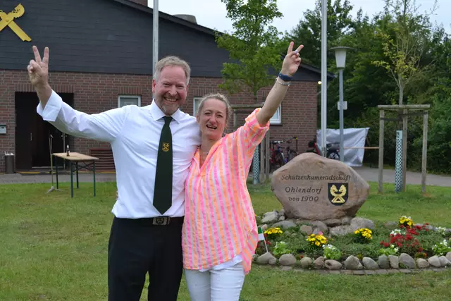 Glückliches Königspaar: Eyck Morche hat sich und seiner Frau Gerlinde mit der Königswürde einen großen Wunsch erfüllt | Foto: bim