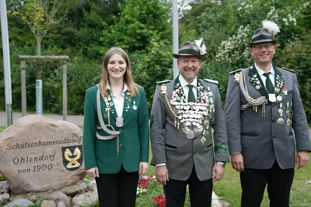 Der neue König Eyck Morche (Mi.) mit Adjutantin Frederike Detgen und Adjutant Thorsten Kirschner  | Foto: Schützenkameradschaft