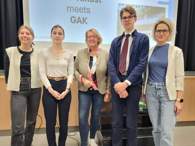 Politik-Lehrerin Luisa Lensker (v. li.) hat diese Diskussionsrunde organisiert, Elsa Rech (Jahrgang 12), Barbara Otte-Kinast, Timon Stargardt (Jahrgang 12) und Schulleiterin Linda Steuber. Die beiden Schüler moderierten die Veranstaltung professionell | Foto: Sh