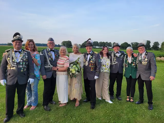 Die Königscrew: Adjutant Jens Ebeling mit Ute Garbers, Adjutant Wolfgang Peters und Ina Peters, Christine Kuhlmann und König Achim "der Baumeister" Kuhlmann, Corinna Engling und Adjutant Jens Engling, Hofdame Silke Hillmer und Bernd Wiegers. | Foto: Nils Ladwig