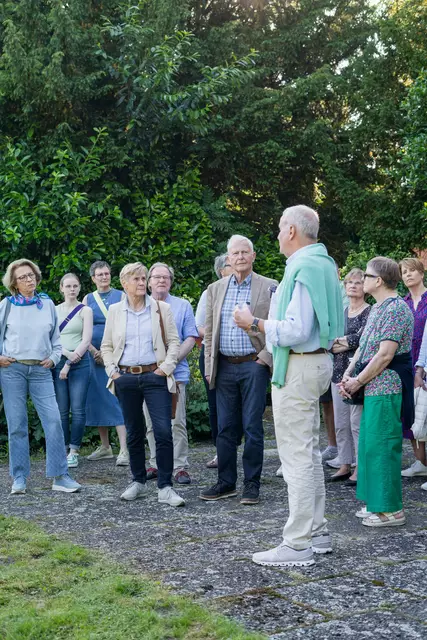 Dieter Stackmann führt die Gäste in den Garten, um die Bienen zu zeigen | Foto: Stackmann
