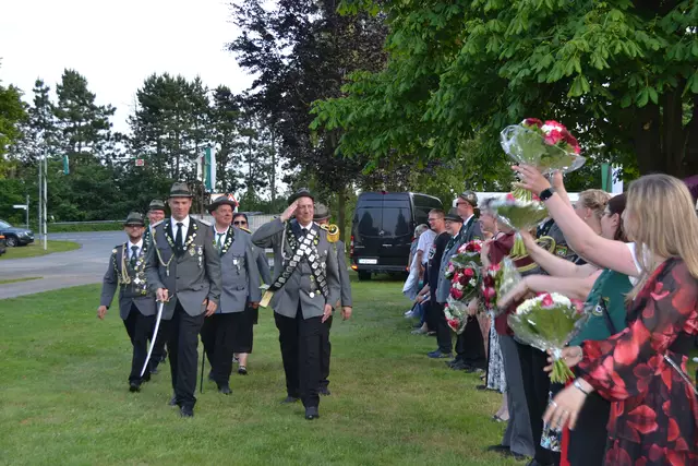 Die Schützendamen machen mit ihren Blumensträußen eine Laola-Welle zu Ehren der neuen Majestät | Foto: bim