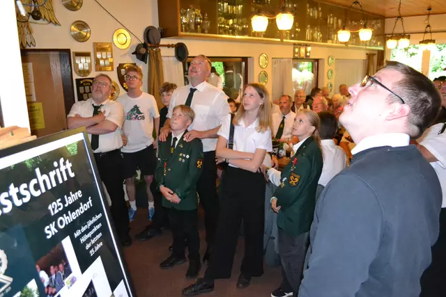Kurz bevor der Vogel fiel, war die Anspannung bei den Mitgliedern der Schützenkameradschaft groß, die kräftig mitfieberten | Foto: bim