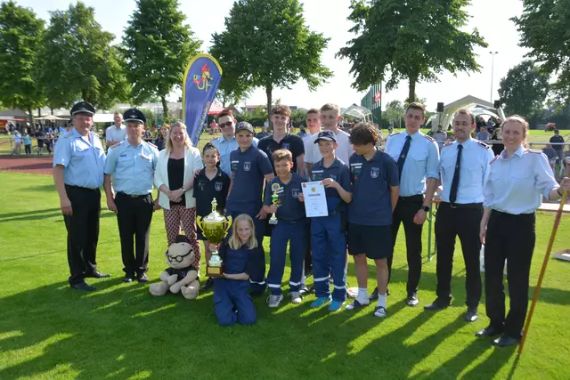 Die jungen Siegerinnen und Sieger wurden mit einem großen Pokal geehrt | Foto: Ulf König