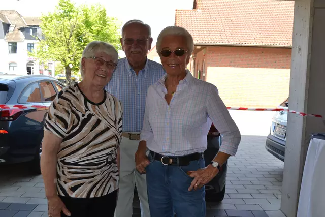 Ursula Friesecke (v. li.) mit Benno und Marlis Hölscher | Foto: bim