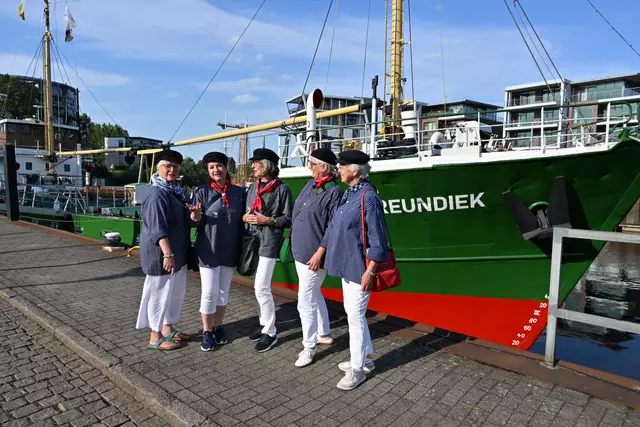 Traditionell im Fischerhemd und Schiffermütze leitet eine der Gästeführerinnen die Führung "Von Fischbrötchen mit Prosecco und anderen Hafengeschichten". | Foto: Egbert Höft