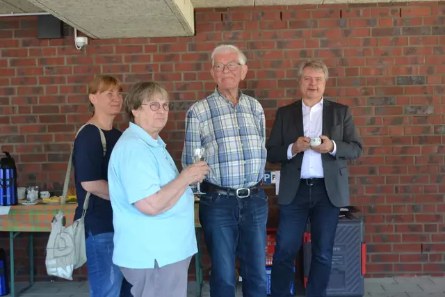Weitere Gäste beim Sommerfest von Familie Friesecke, u.a. (v. re.): Samtgemeinde Bürgermeister Dr. Peter Dörsam, Rudolf Kröger und Flora Böckenhauer | Foto: bim