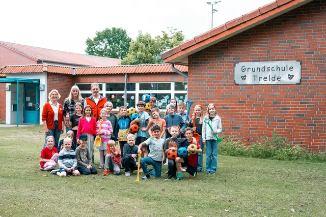 Maren Laudan nahm gemeinsam mit Kindern die gespendeten Spielbälle und das Sandspielzeug entgegen – überreicht von den ehrenamtlichen Blutspende-Helfern Peggy Diehm und Jürgen Naujokat. | Foto: Antje Wulf , DRK-Kreisverband Harburg-Land e.V.