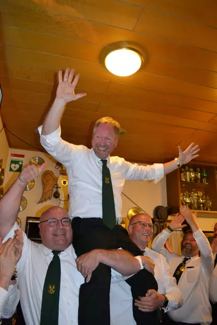 Größer konnte der Jubel nicht sein, als Eyck Morche, Vorsitzender der Schützenkameradschaft Ohlendorf, jetzt beim Jubiläumsfest zum König gekrönt und auf Händen und Schultern getragen wurde | Foto: bim