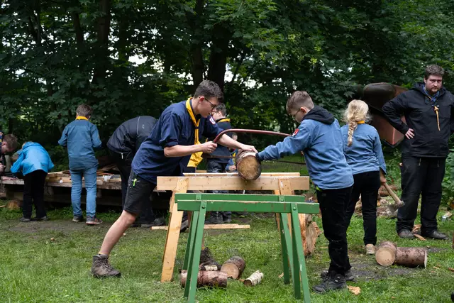Unter Anleitung wird gesägt und gehackt | Foto: Pfadfinder