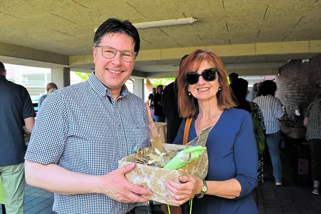 Thorsten Friesecke mit Regina Aeppler, frühere stellvertretende Leiterin des Gymnasiums Tostedt | Foto: bim