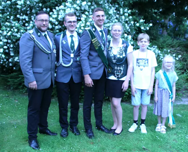 Aus Neulandermoor grüßt der neue Hofstatt mit (v. li.): Jan Umlandt (Präsident), Daniel Oest (Bestmann und Adjutant), Lasse Weimann (Jungschützenkönig), Rieke Oest (Beste Dame) und Ben Stehr (Kinderkönig), Nantke Ukena (Prinzessin) sowie (nicht auf dem Foto) Marc Behrmann (Prinz) | Foto: Rolf Brandt