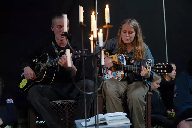 Stimmungsvolle Liederrunde bei Kerzenschein | Foto: Pfadfinder