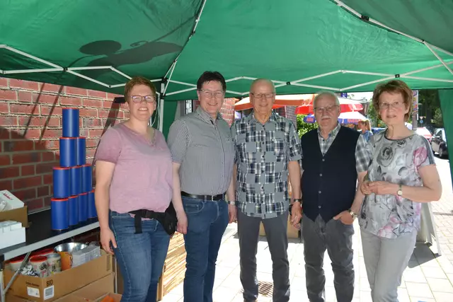 Annika und Thorsten Friesecke (v.li.) sowie Günther Friesecke (2. .v. re.) mit Alfred und Annedore Bunk | Foto: bim