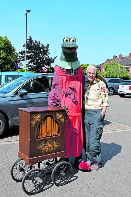 Rafael Handke als Frosch am Leierkasten mit seiner Frau Petra, die frühere Leiterin des Kindergartens Spatzennest