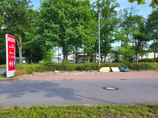 Weg sind sie: Auf dem Rewe-Parkplatz an der Tostedter Zinnhütte gibt es ab sofort keine Altkleidercontainer mehr | Foto: sh