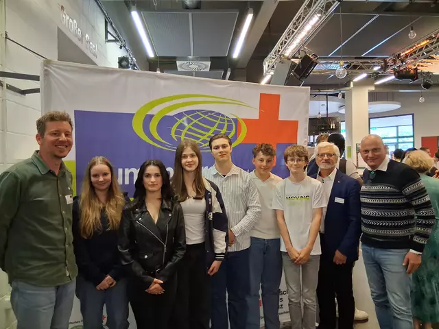 Freude über die Auszeichnung: Schüler des Wahlpflichtkurses "Digitale Sicherheit" der Eckermann-Realschule mit (v. re.) deren Leiter Andreas Neises, Roger Grewe, Vorsitzender des Kreisseniorenbeirats und Pascal Mennen, Vorsitzender des Landtags-Kultusausschusses | Foto: Neises