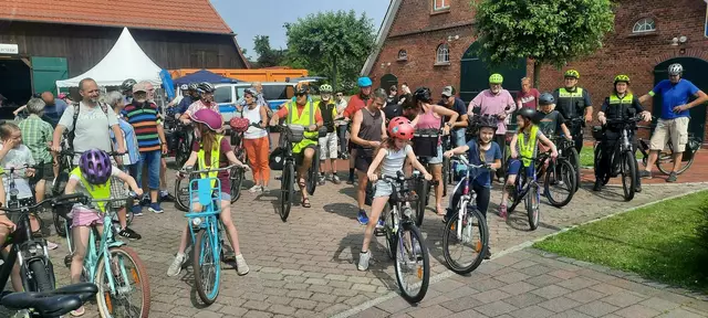 Da schien noch die Sonne - Start am Rathaus  | Foto: ig