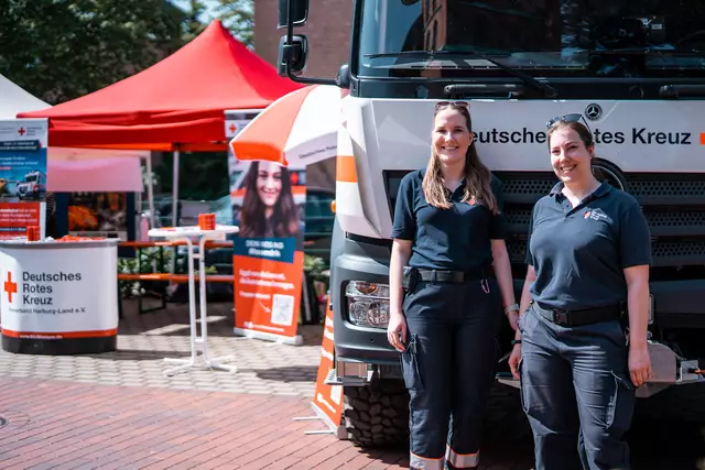 (v.l.) Sissi Schröder von der Bereitschaft Jesteburg und Lena Klischat von der Bereitschaft Tostedt informierten am DRK-Stand über ihre ehrenamtliche Arbeit und standen für Fragen der Besucherinnen und Besucher | Foto: Antje Wulf, DRK-Kreisverband Harburg-Land e.V.