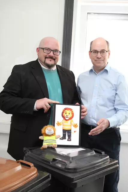 Lutz Erlach (li.) und Jörg Klenner stellen Knut, den neuen digitalen Mitarbeiter der Abfallwirtschaft, vor | Foto: Landkreis Harburg