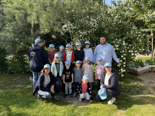 Die Kitakinder und ihre Erzieherinnen (v. li.) Maren Hachmeister, Petra Heinbokel und Kita-Leitung Saskia Di Pierro bedanken sich bei Alexander Lipnicki für die Caps | Foto: Ev. Kindertagesstätte Regenbogen