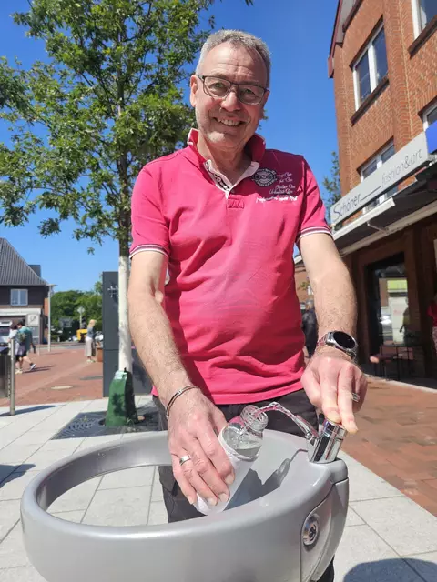 Thomas Söller von der Abteilung Stadt- und Grünplanung am neuen Trinkwasserbrunnen | Foto: Stadt Buchholz