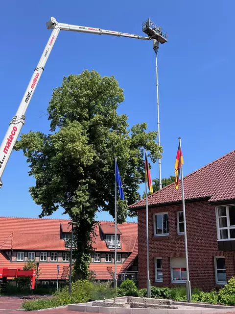 Um Abhilfe bei den Handyempfangs-Problemen zu schaffen, ließ die Samtgemeinde am Hanstedter Rathaus einen mobilen Sendemast errichten | Foto: Samtgemeinde Hanstedt