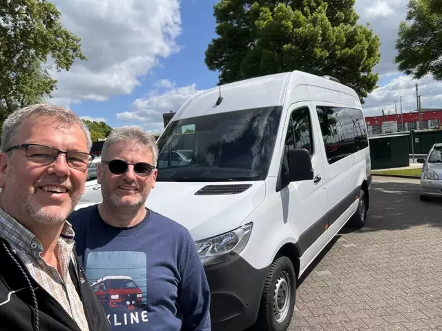 Wolfgang Marquaß und Holger Barz wollten mit dem Bus der frei:kirche in Stelle bedürftige Menschen transportieren.  | Foto: Wolfgang Hagen