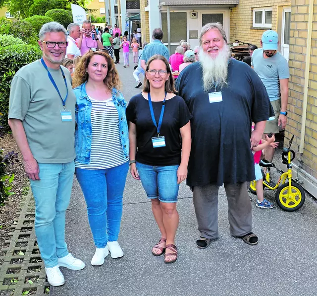 Beim Fest (v. li.): Pastor und Sozialwerks-Vorsitzender Andreas Timm, "Spatzennest"-Leiterin Marjike Fricke, 
Sozialwerk-Geschäftsführerin Danila Franz und Dirk Hillebrecht, Leiter des Kinder- und Familien-Zentrums Fotos: bim