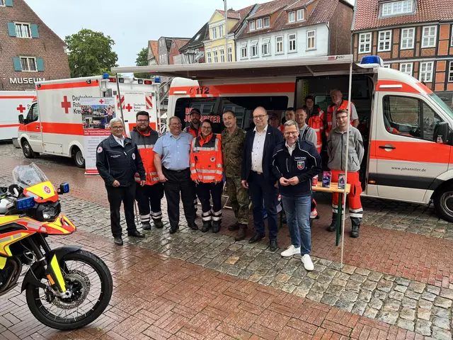 Die Akteure beim Veteranentag in der Stader Altstadt: Landrat Kai Seefried und Bürgermeister Sönke Hartlef mit Vertreterinnen und Vertretern von Bundeswehr, DRK und Johanniter-Unfallhilfe | Foto: Landkreis Stade / Daniel Beneke