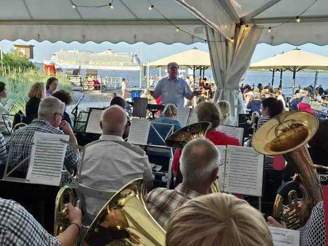 Vorne Livemusik, hinten das Kreuzfahrtschiff der Aida-Flotte | Foto: ig