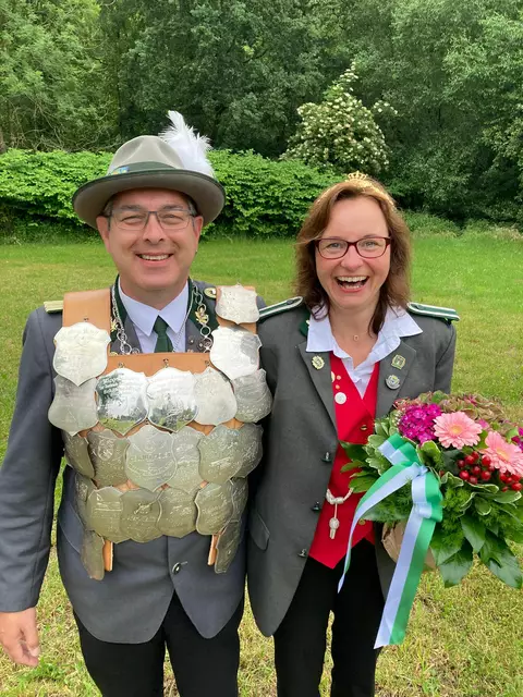 Das strahlende Moisburger Königspaar Olaf Leipold "der wiederkehrende Aktive" mit seiner Königin Jeanette | Foto: Sebastian Erhorn