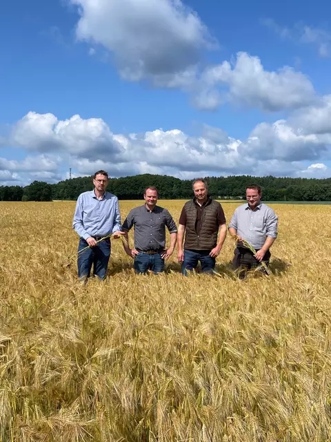 Das Wintergerste-Feld von Landwirt Stefan Isermann (2. v. li.) nahmen (v. li.) Cord Persiehl-Schultz, Wirtschaftsberater bei der Landwirtschaftskammer Niedersachsen, Landvolk-Kreisverbandsvorsitzender Wilhelm Neven und Kreislandwirt Martin Peters in Augenschein | Foto: Landvolk Lüneburger Heide
