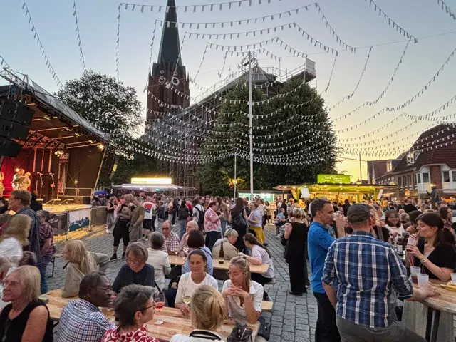 Auf dem Petri-Platz war am Freitagabend jede Menge los | Foto: pau