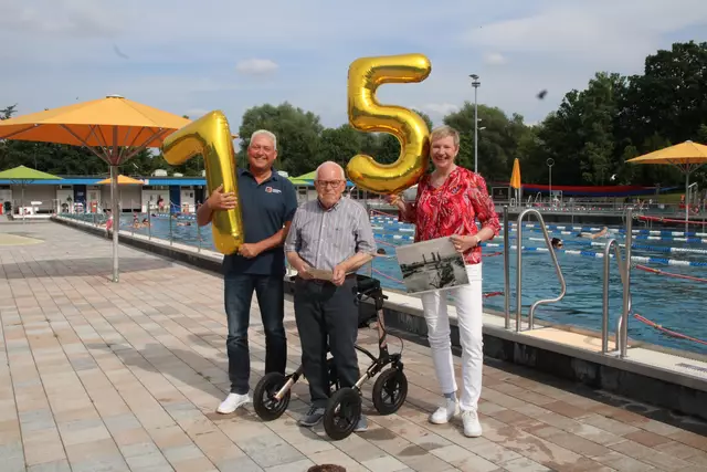 Stefan Babis (li.) und Sonja Koch mit dem Zeitzeugen Robert Kamprad freuen sich über 75 Jahre erfolgreiche Geschichte des Heidebades