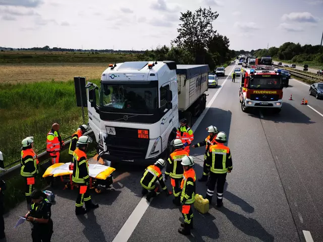 Die Feuerwehr Maschen musste nach dem Lkw-Unfall auf der A1 auslaufende Betriebsstoffe abstreuen | Foto: Remon Hirschmeier/FF Maschen