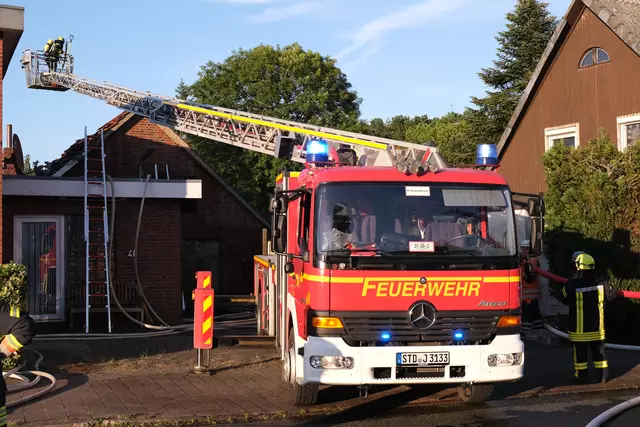  Drehleiterfahrzeug der Feuerwehr Drochtersen im Einsatz in Hemmoor-Warstade | Foto: Rolf Hillyer-Funke / Feuerwehren SG Oldendorf-Himmelpforten