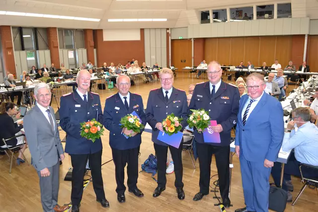 Landrat Rainer Rempe (li.) und Kreistagsvorsitzender Rudolf Meyer (re.) verabschiedeten Kreisbrandmeister und Abschnittsleiter und verpflichteten deren Nachfolger (v. li.): Jonny Anders, Volker Bellmann mit dem neuen Kreisbrandmeister Jörn Petersen und dem neuen Abschnittsleiter André Emme | Foto: bim