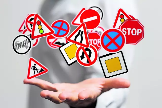 Wer kennt schon noch alle Verkehrsregeln, die einst im Fahrunterricht vermittelt wurden? | Foto: AdobeStock / vegefox.com