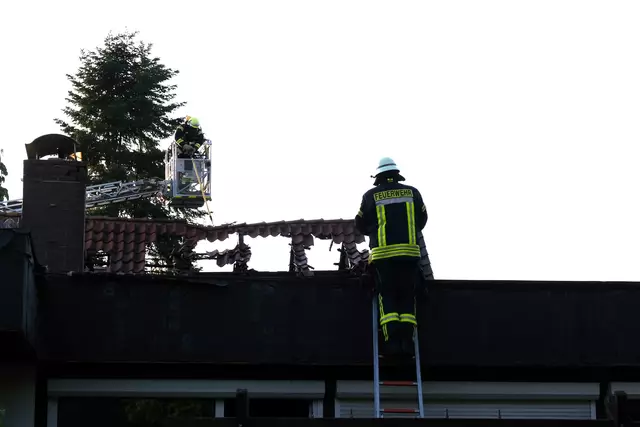  Drehleiterfahrzeug der Feuerwehr Drochtersen im Einsatz in Hemmoor-Warstade | Foto: Rolf Hillyer-Funke / Feuerwehren SG Oldendorf-Himmelpforten