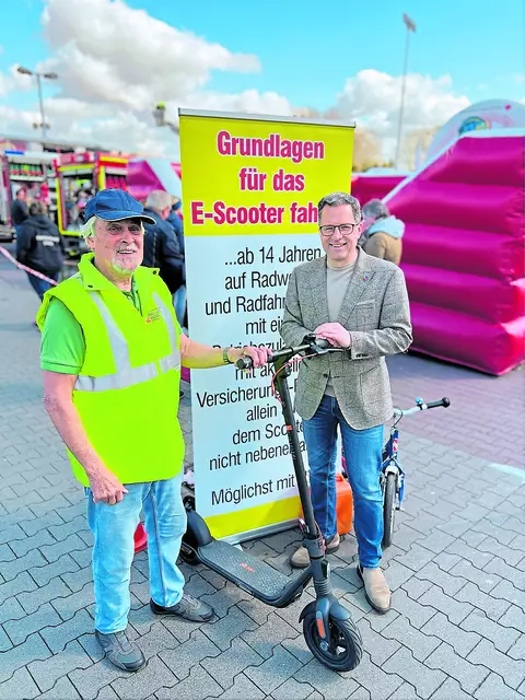 Peter Stötzner von der Verkehrswacht und Landrat Kai Seefried mit einem E-Scooter, der für Schulprojekte eingesetzt wird | Foto: Landkreis Stade / Daniel Beneke