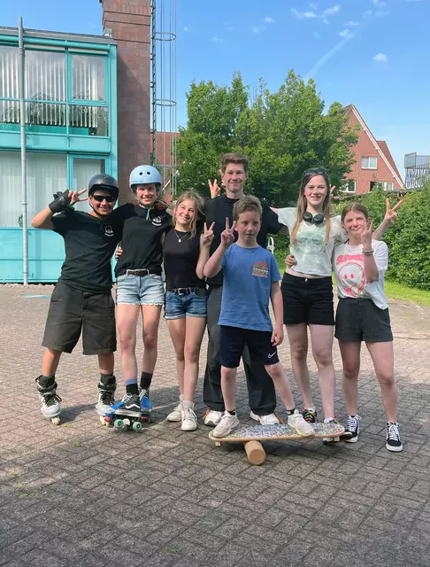 Die Jugendlichen des Skatevereins (v.li.): Constantin Modrow, Charly Modrow, Naaya Glienke, Timo Hönemann, Leni Melzer und Mia Alexandra Steinke. Vorn auf dem Balance Board ist John Brandt | Foto: COMMITRIX endless skating e.V.