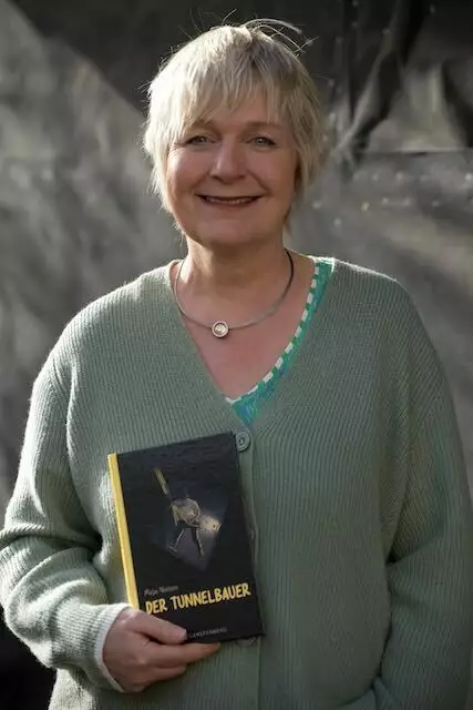 Maja Nielsen mit dem Siegerbuch | Foto: Hansestadt Buxtehude