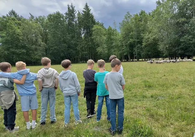 Die Schüler der Naturpark-Schule IGS Buchholz beschäftigten sich mit den Vorzügen von Wolle als nachhaltigem Rohstoff in der Bekleidungsindustrie. Dazu besuchten sie den Weidenhof in Schneverdingen-Lünzen | Foto: Naturpark Lüneburger Heide