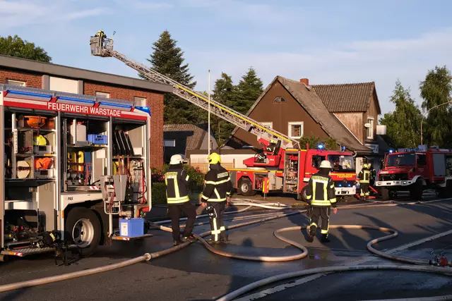  Drehleiterfahrzeug der Feuerwehr Drochtersen im Einsatz in Hemmoor-Warstade | Foto: Rolf Hillyer-Funke / Feuerwehren SG Oldendorf-Himmelpforten