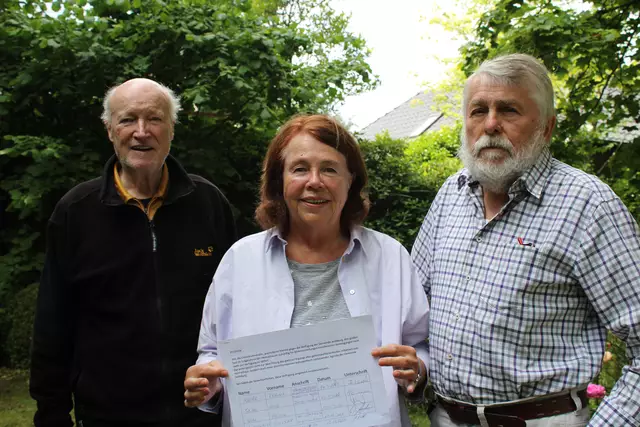 Kunst nur noch unter dem Dach? Dr. Wilfried Gerhard (v. li.), Karin und Manfred Neudert vom Vorstand des Jesteburger Podiums werden beim Gemeinderat eine Protestpetition mit Unterschriften einreichen: | Foto: poep